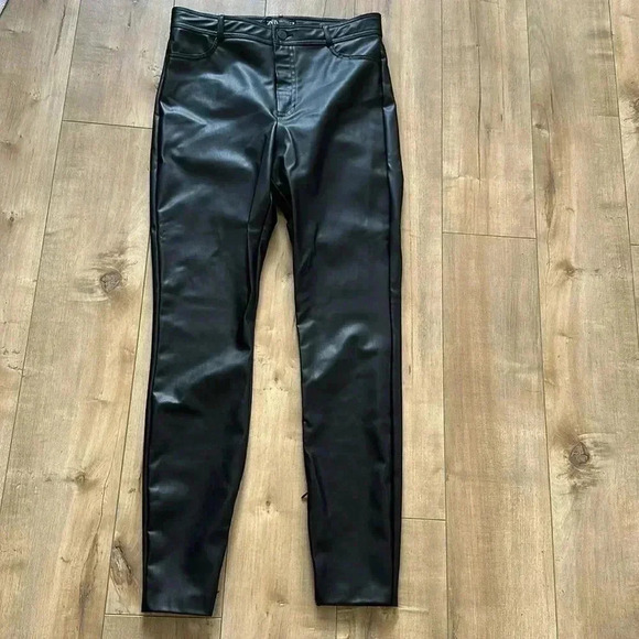 NEW Zara Black Faux Leather Pants Blogger Favorite Ankle Zip Sz L - Picture 4 of 10